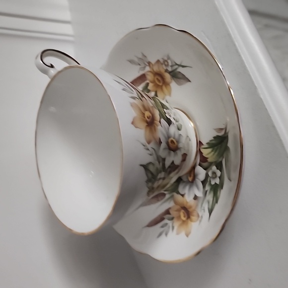 Regency Bone China Tea Cup and Saucer, Yellow and White Flowers, Brown Accents - Picture 7 of 7